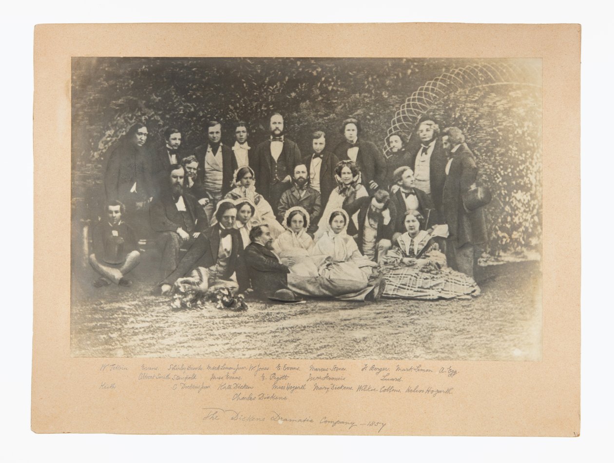 A companhia amadora da peça The Frozen Deep, incluindo Charles Dickens, no jardim de Albert Smith de Unknown photographer