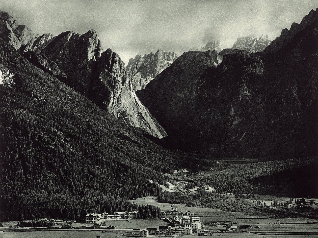 A cidade de Dobbiaco nas Dolomitas de Unknown photographer