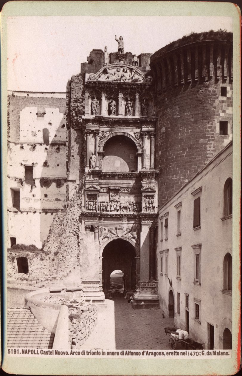 Arco triunfal do Castel Nuovo, Nápoles, cerca de 1880 (fotografia) de Unknown photographer