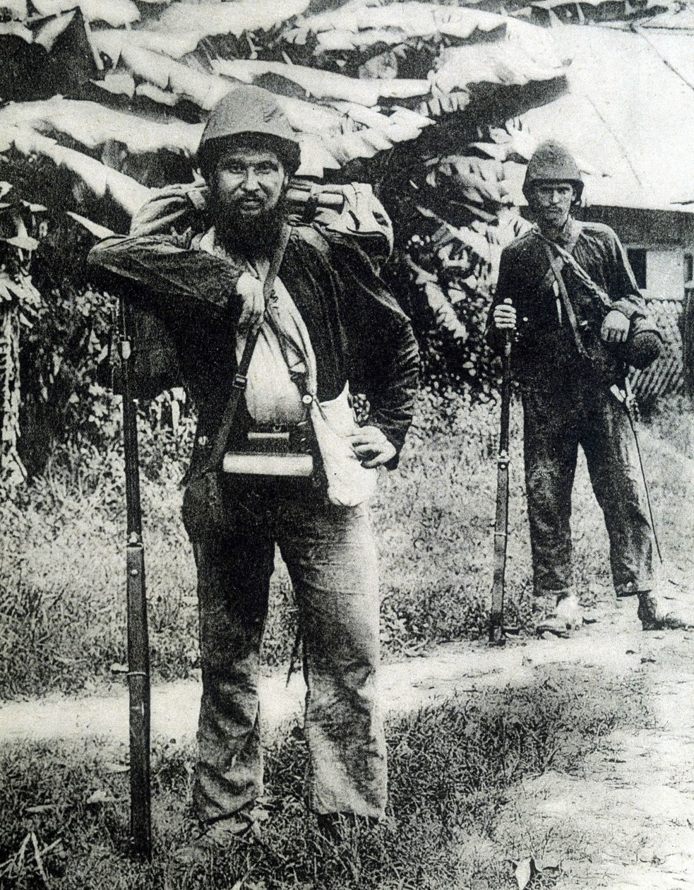 Dois soldados da zona rural de Tonkin em 1883. de Unknown photographer