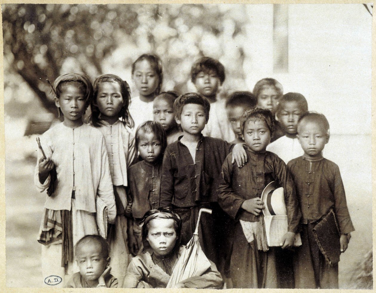 Grupo das Crianças Vietnamitas, v. 1895. de Unknown photographer