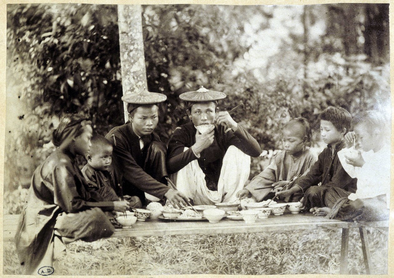 Vietnamita sobre uma refeição, v.1895. de Unknown photographer