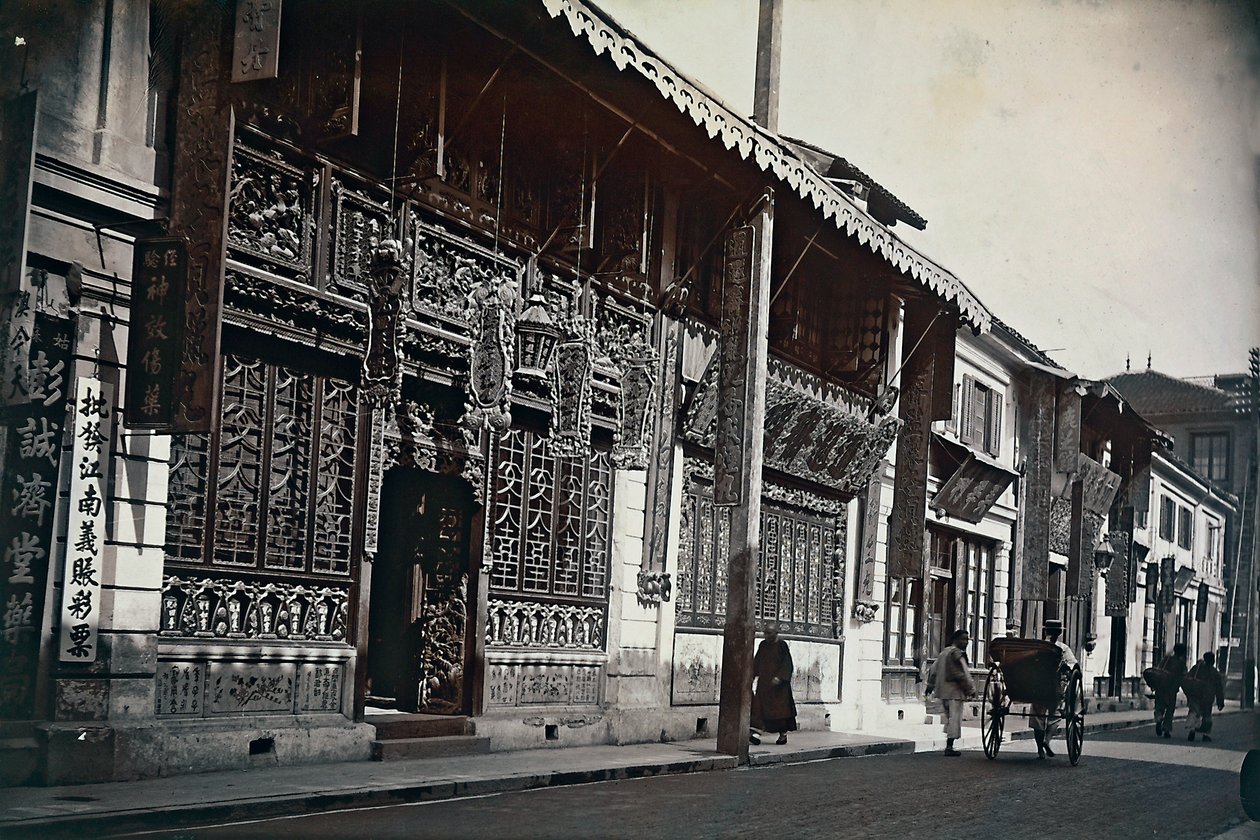 Vista de edifícios ao longo de uma estrada na China de Unknown photographer