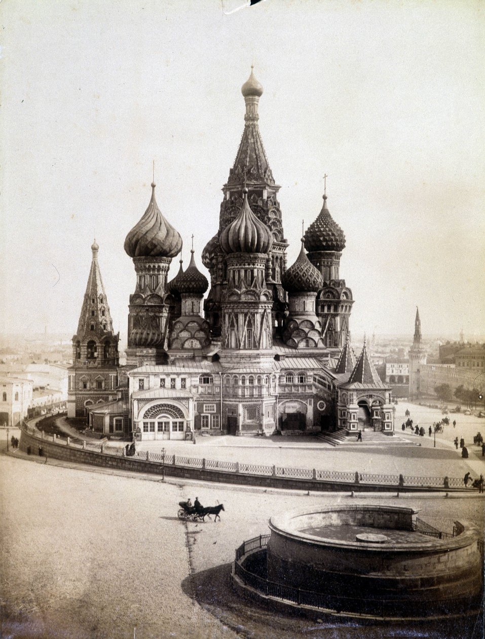 Vista da Igreja de São Basílio, o Beato, na Praça Vermelha de Moscovo. de Unknown photographer