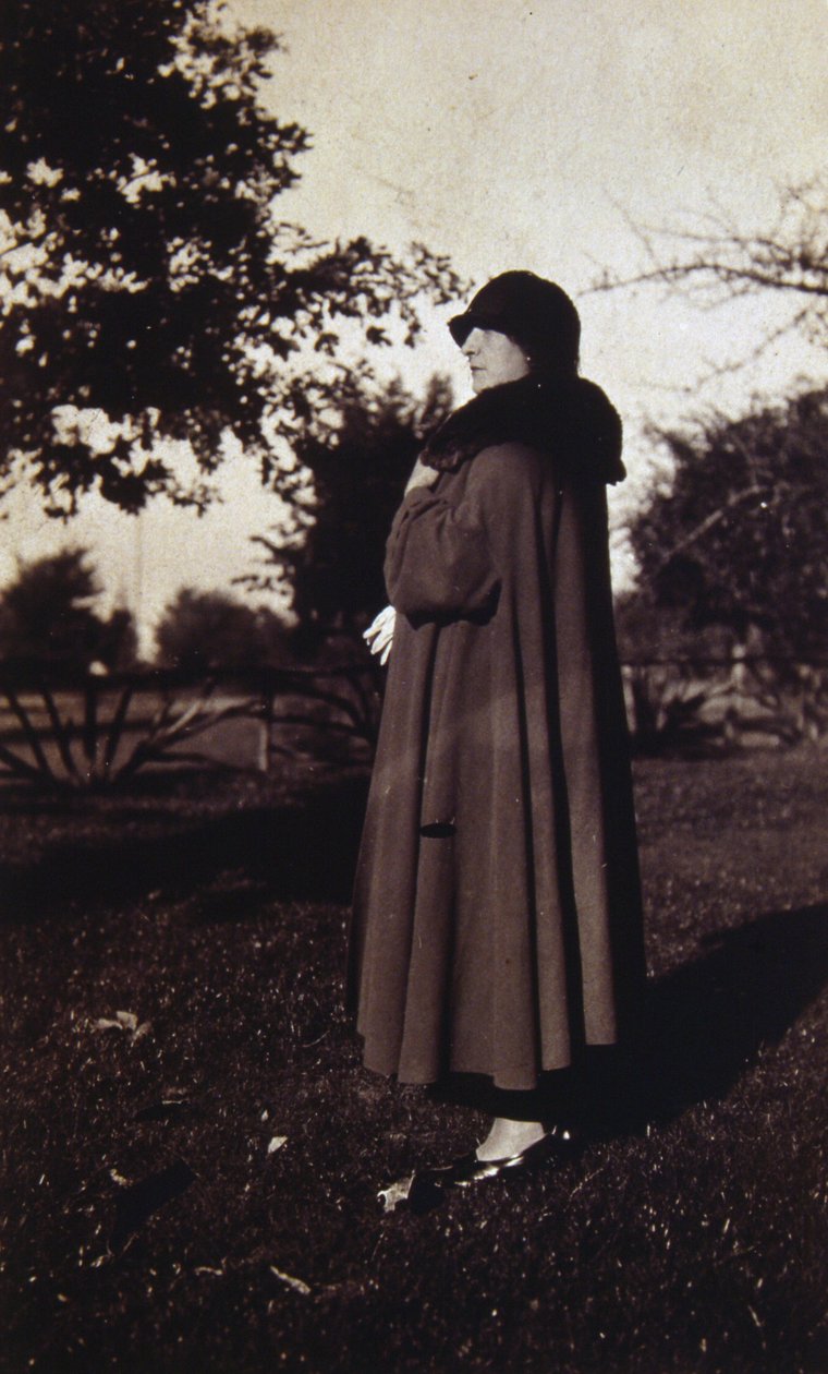 Fotografia vintage de uma mulher francesa de chapéu e casaco, c.1920 (foto a p/b) de Unknown photographer