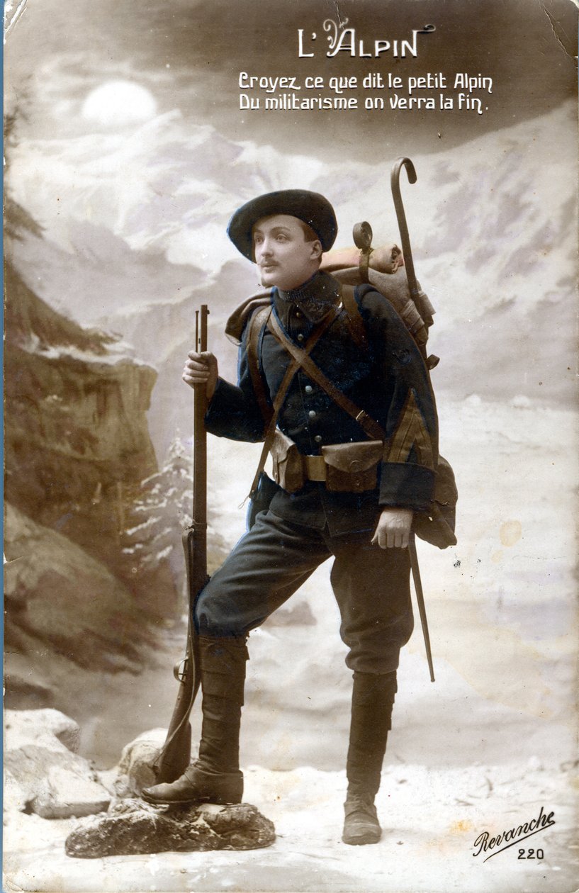 Postal da I Guerra Mundial, caçador alpino. "Acreditem no que diz o pequeno alpino, o militarismo verá o fim." (foto) de Unknown photographer