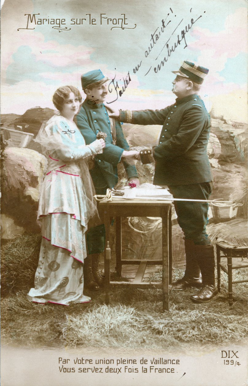 Postal da I Guerra Mundial, Casamento na frente de um soldado (poilu) e uma jovem mulher, auxiliar militar, por um oficial qualificado como emboscado. (foto) de Unknown photographer