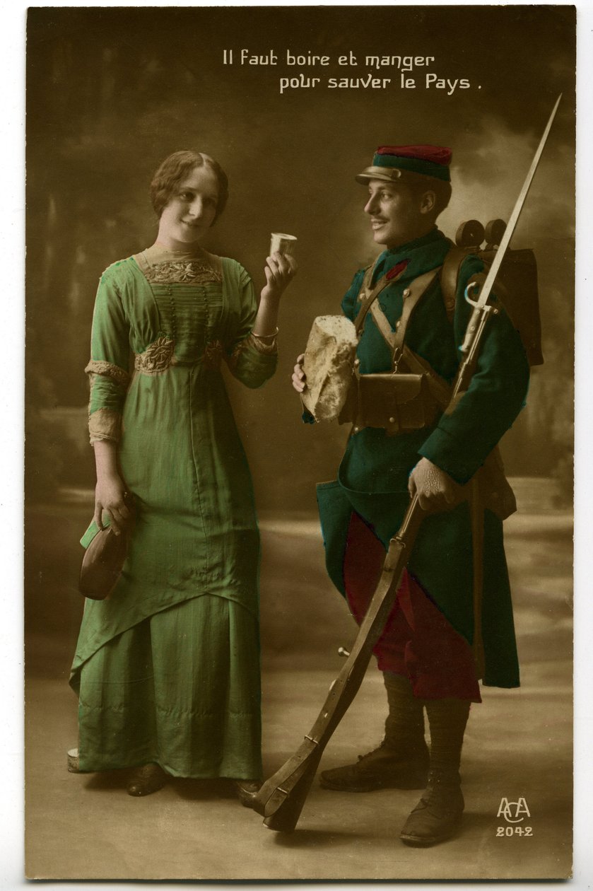 Guerra 1914 - 1918 (14-18): postal da época mostrando um soldado francês com uniforme azul (horizonte azul) a receber o pão e o vinho trazidos por uma jovem: beber e comer para salvar o país - comida - de Unknown photographer