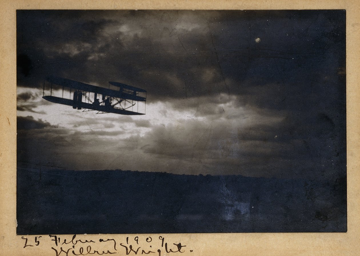 Wilbur Wright em voo, com assinatura autógrafa "Wilbur Wright" e data "25 de fevereiro de 1909", c.1909 (impressão a gelatina e prata, sobre suporte, tinta) de Unknown photographer