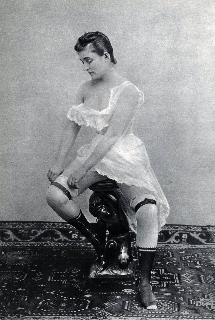 Mulher de lingerie (deshabille) por volta de 1885 Fotografia anónima (fotografia a preto e branco) de Unknown photographer