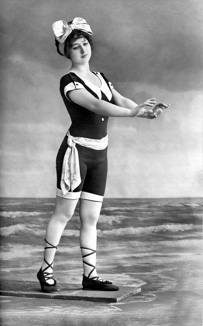 Mulher em fato de banho e sapato de praia. de Unknown photographer