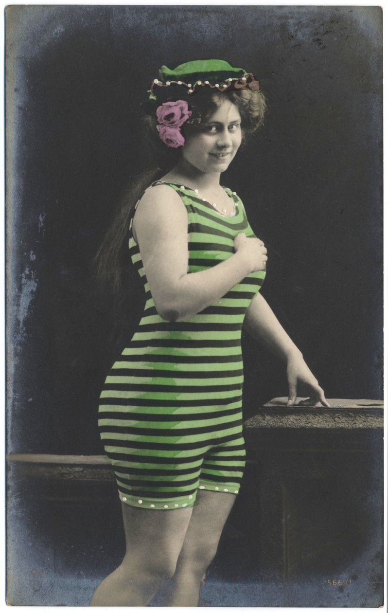 Mulher em fato de banho, c. 1910 (cartão postal) de Unknown photographer