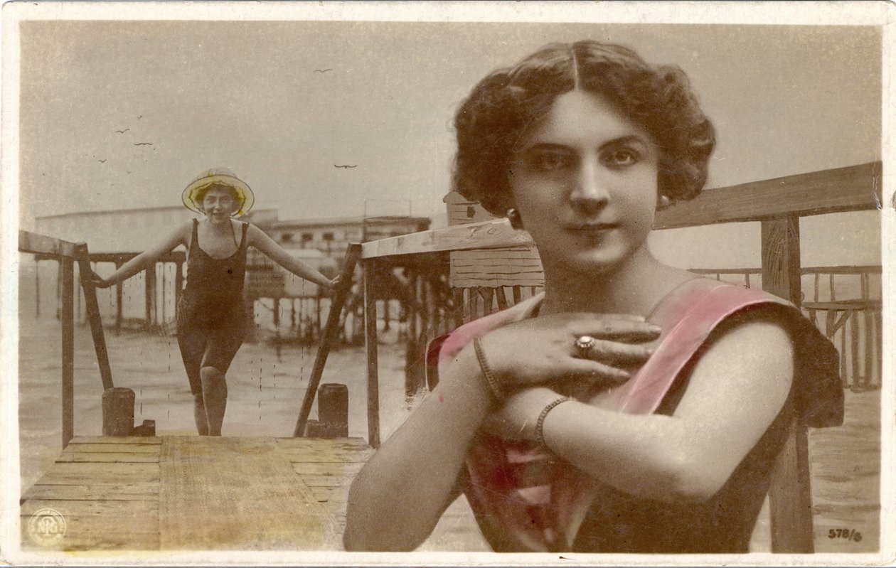 Mulheres de fato de banho, c. 1908 (cartão postal) de Unknown photographer
