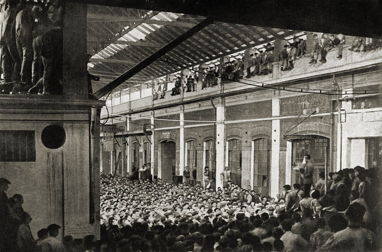 Trabalhadores reunidos numa fábrica em Turim durante o Biennio Rosso em 1920, História do Movimento Operário (fotografia a preto e branco) de Unknown photographer