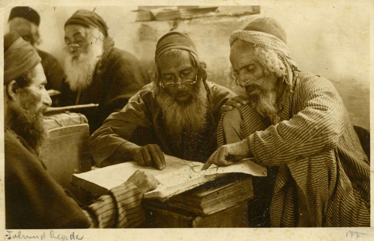 Homens judeus iemenitas a estudar textos sagrados, Jerusalém, c.1900 (fotografia a preto e branco) de Unknown photographer