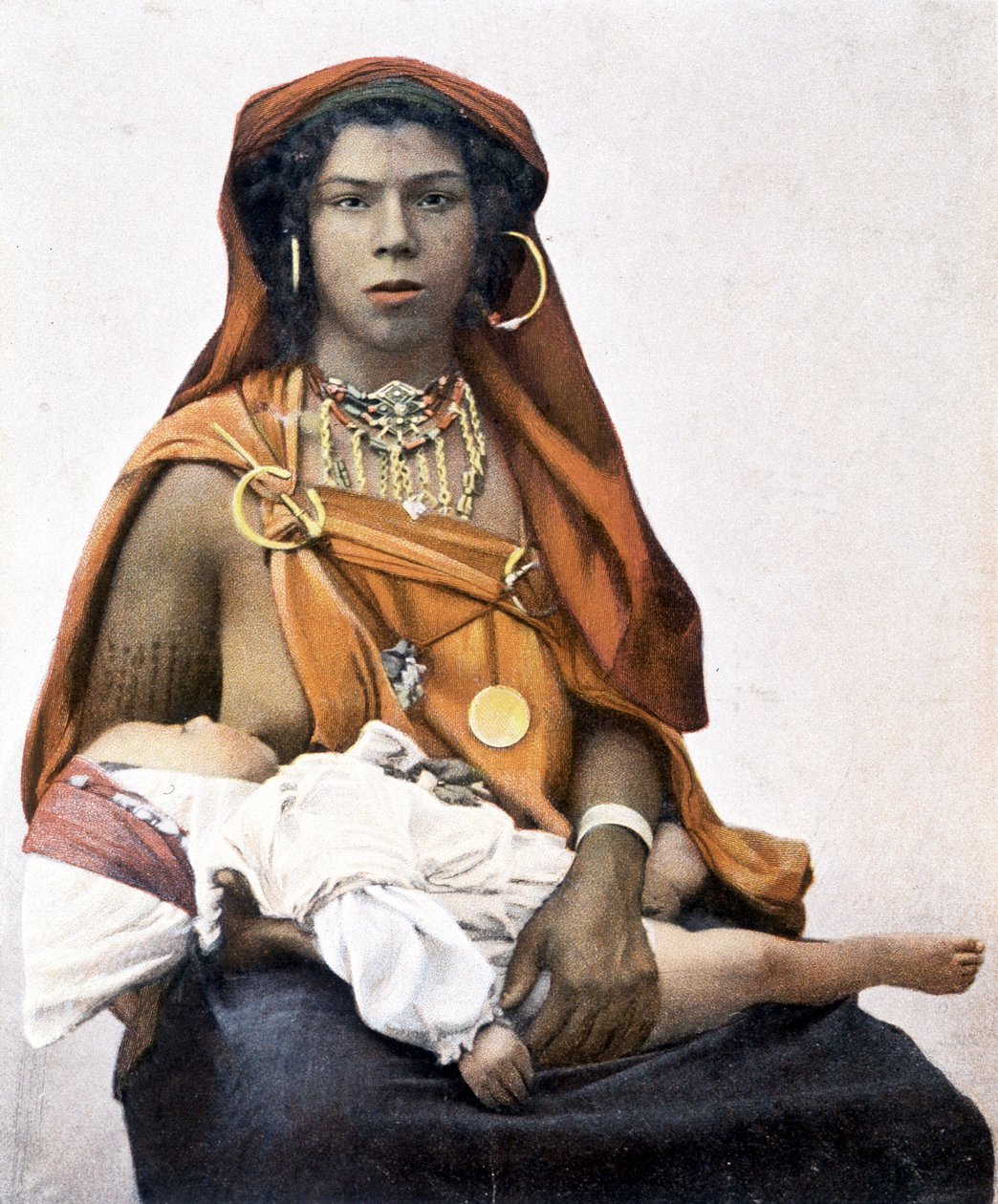 Jovem mulher berbere a amamentar um bebé. Fotografia do século XIX. de Unknown photographer