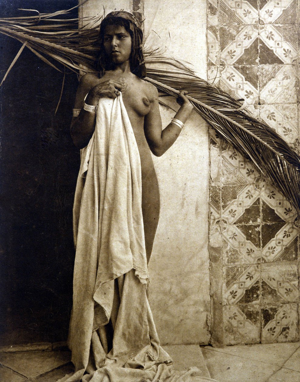 Uma jovem berbere a posar nua. Fotografia por volta de 1890 de Unknown photographer