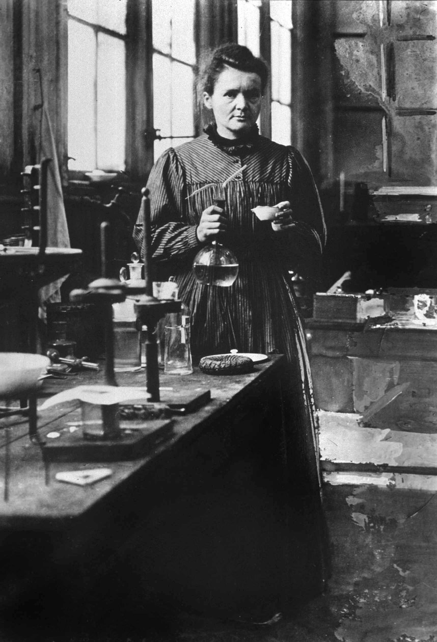 a física francesa Marie Curie (1867-1934) Prémio Nobel da Física em 1903, e Prémio Nobel da Química em 1911, aqui no seu 1º laboratório em Paris, em 1898 de Unknown photographer