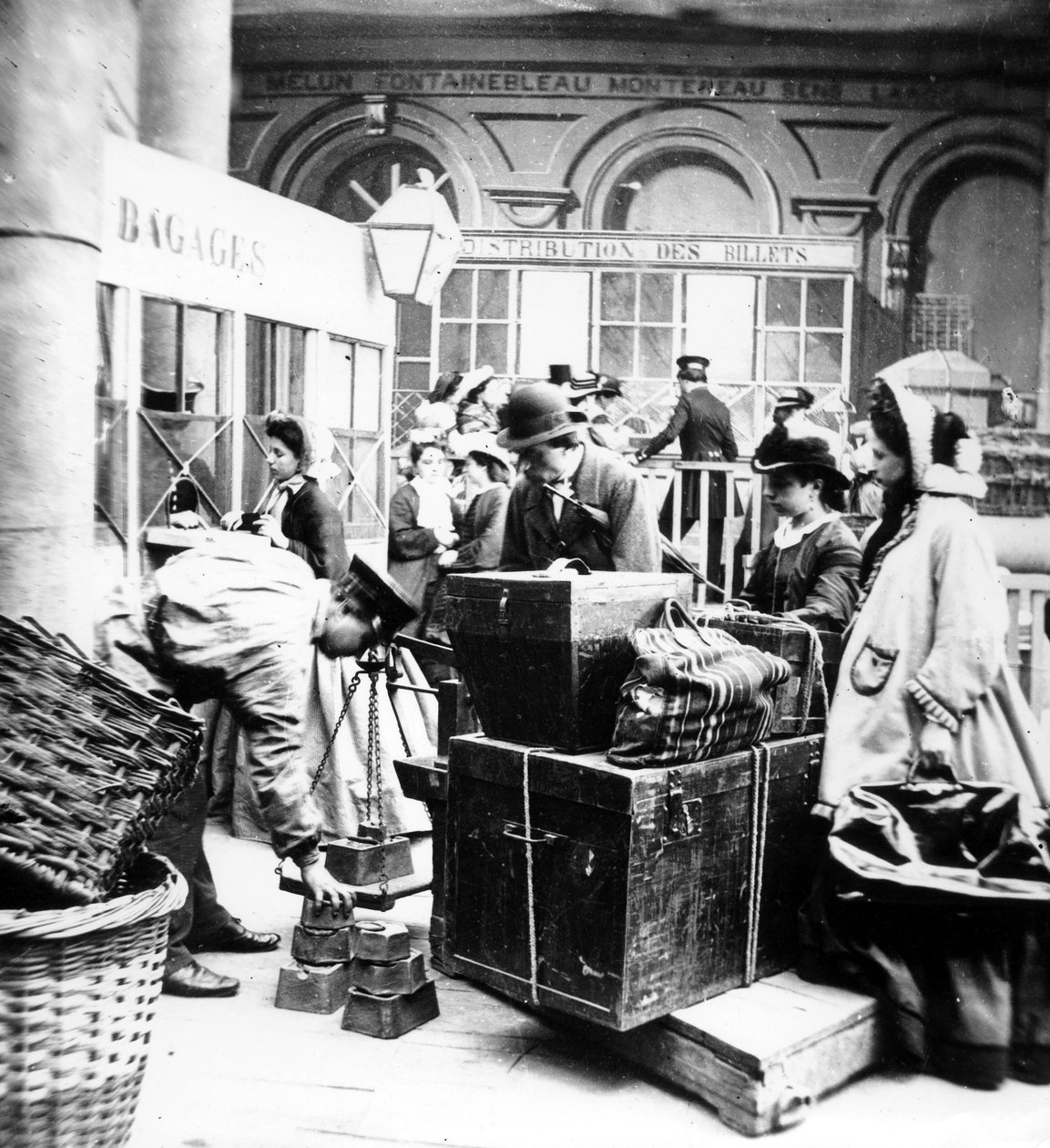 passageiros a supervisionar a pesagem das bagagens na Gare de Lyon em Paris, na altura do Segundo Império em França de Unknown photographer