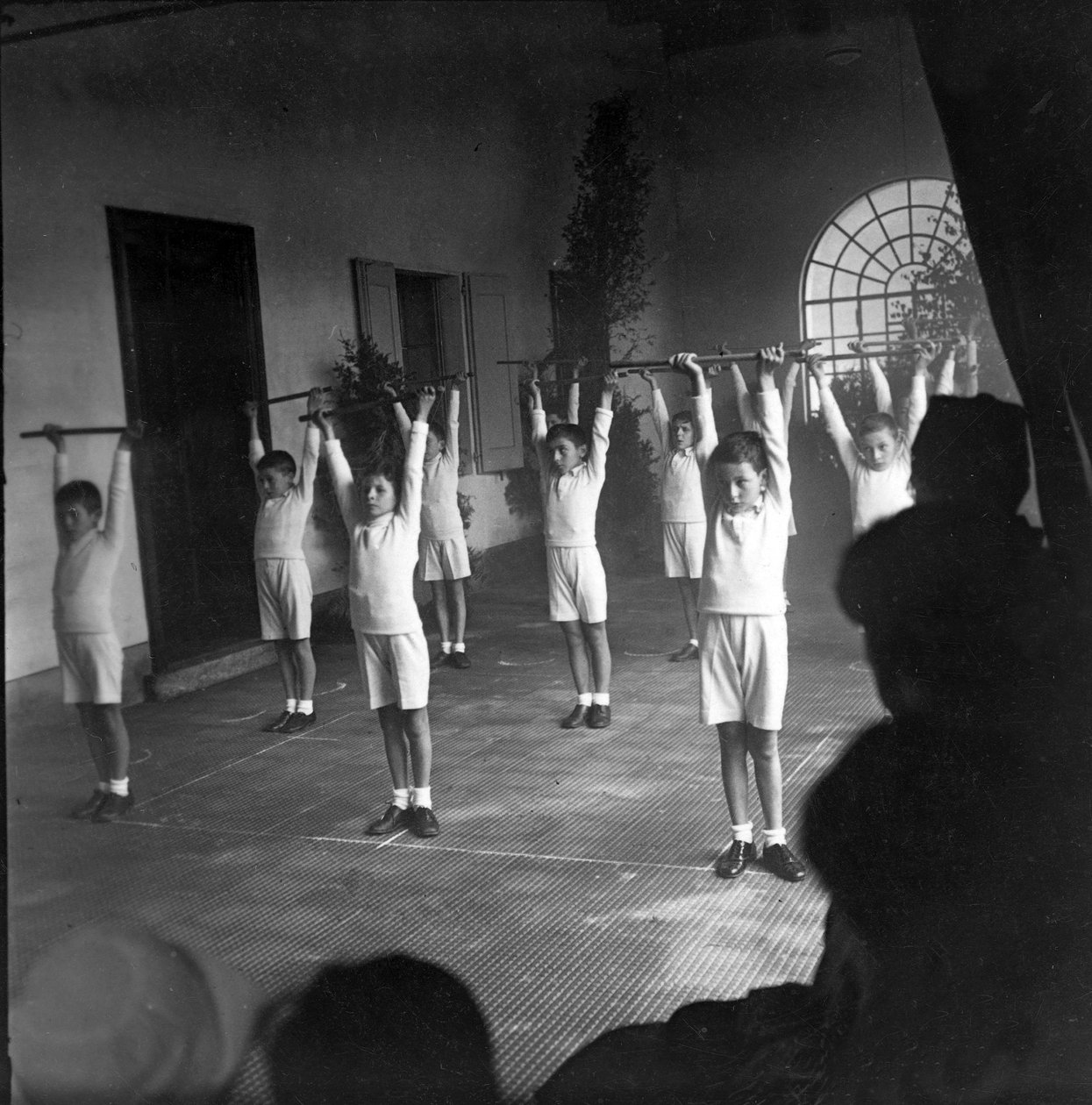 desporto, educação física, ginásio escolar de Unknown photographer