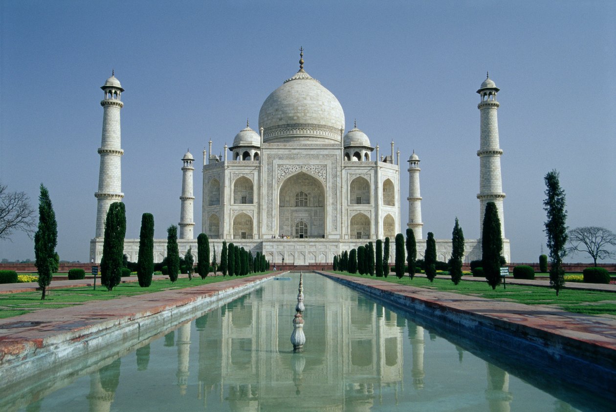 Vista do Taj Mahal, construído pelo imperador Shah Jahan (1592-1666), concluído em 1643 (foto) de Ustad Ahmad Lahori