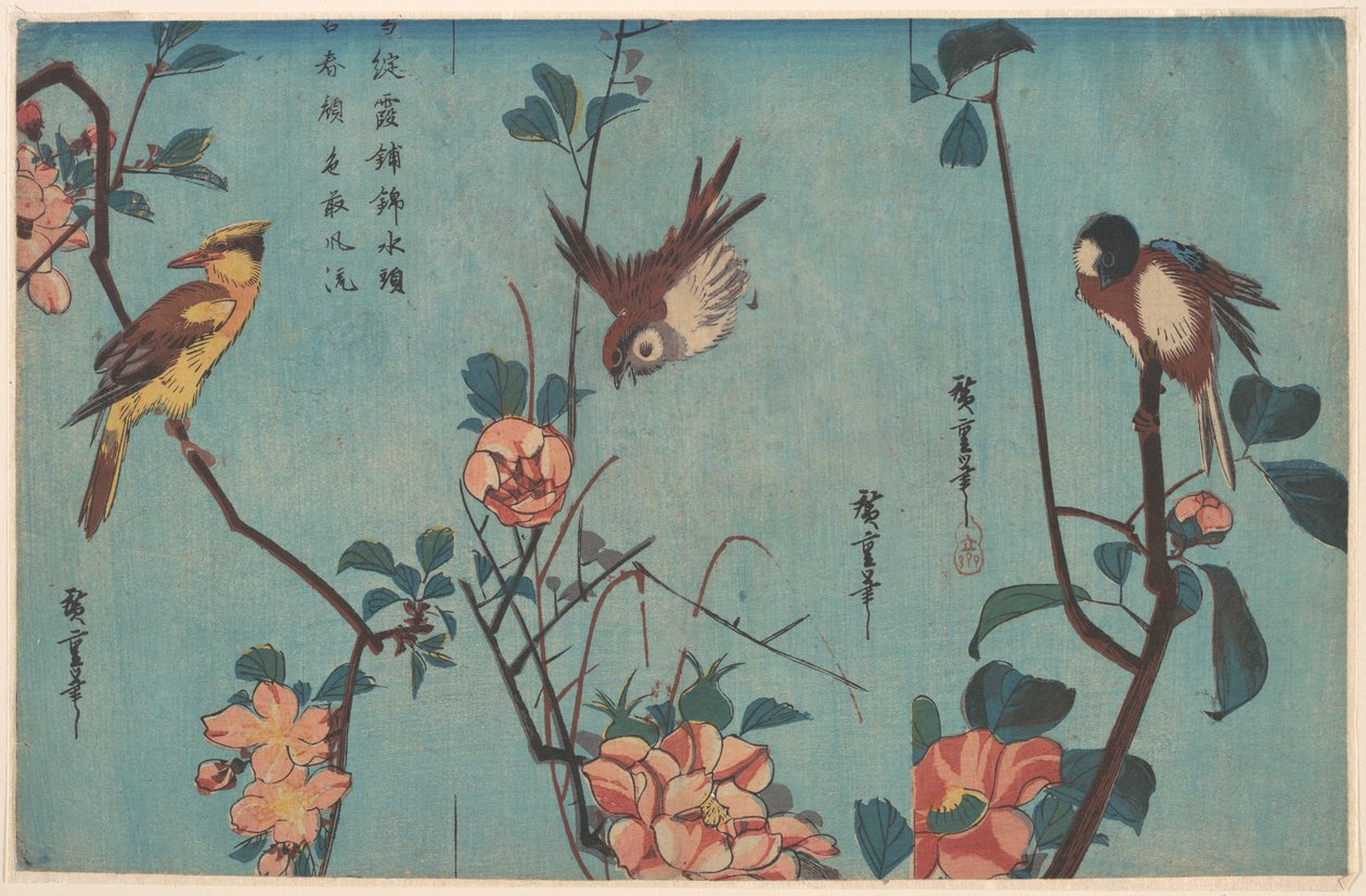 Chapim e camélias (à direita), pardal e rosas silvestres (ao centro) e papa-figo-de-nuca-preta e flores de cerejeira (à esquerda) de Utagawa Hiroshige