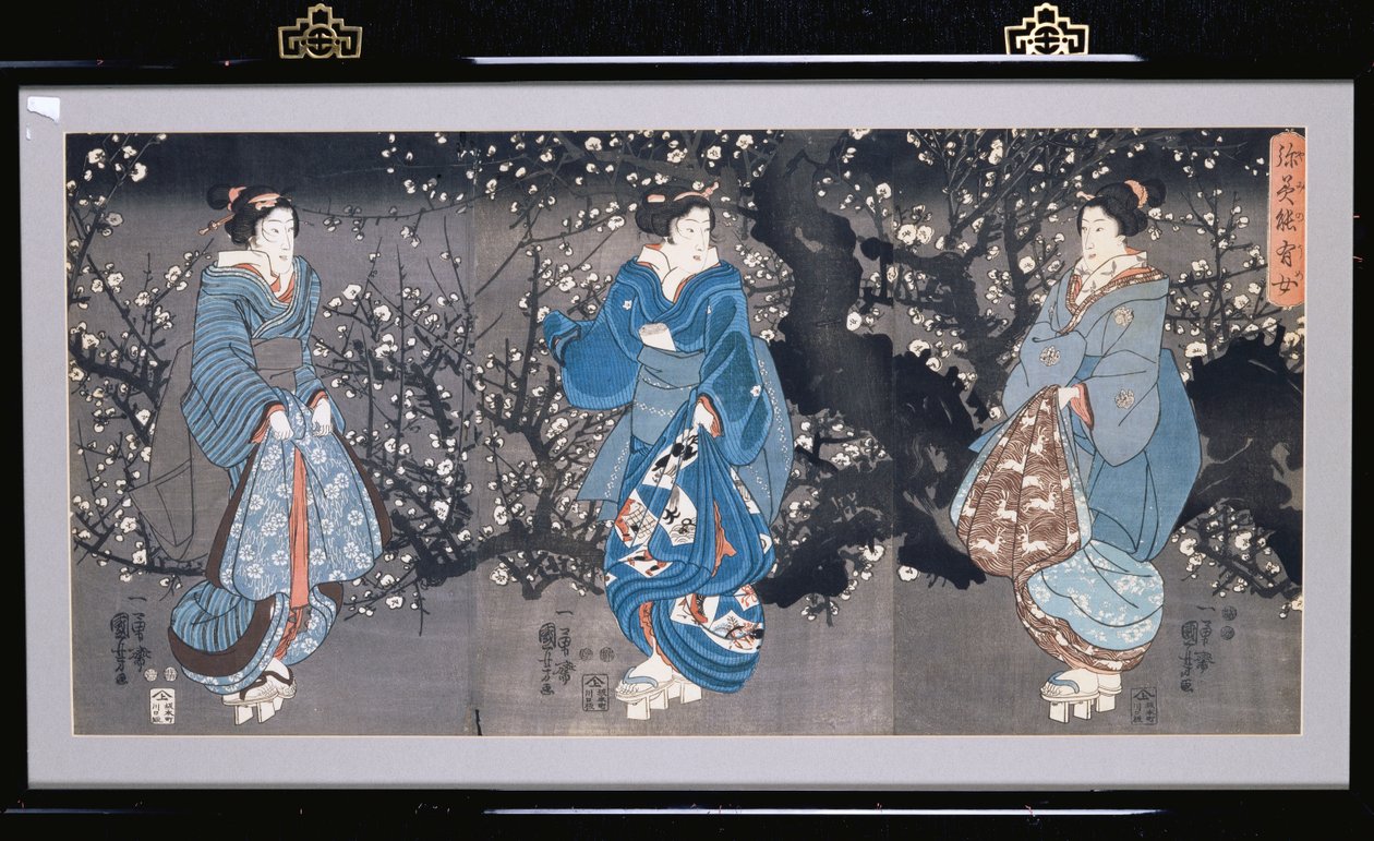 Um tríptico oban que descreve uma cena noturna com três bijin de Utagawa Kuniyoshi
