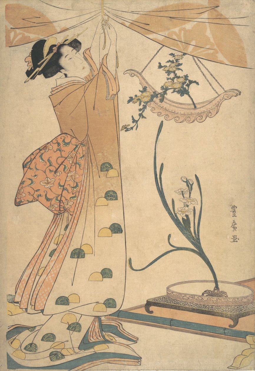 Uma mulher amarrando uma cortina, um arranjo de flores de crisântemos em um Ha..., c. 1805. de Utagawa Toyohiro