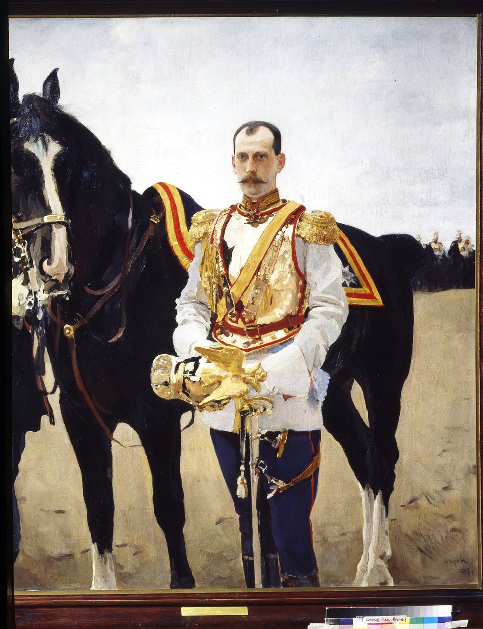 Retrato do Grão-Duque Paul Alexandrovich da Rússia (1860-1919). (Retrato do Grão-Duque Paul Alexandrovich da Rússia). No uniforme de um oficial de cavalaria do Exército Imperial da Rússia, perto do seu cavalo. Pintura de Valentin Alexandrovich Serov ( de Valentin Aleksandrovich Serov