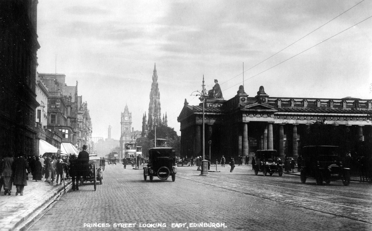 Olhando para o leste ao longo da Princes Street, Edimburgo, início do século XX. de Valentine and Sons Ltd