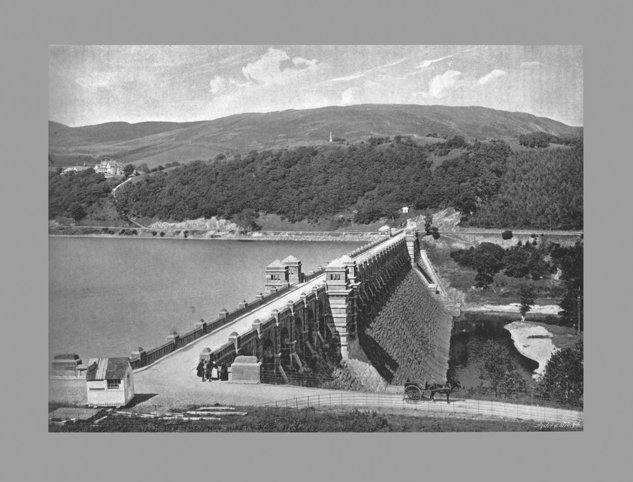 A represa, lago Vyrnmy, c1900 de Valentine and Sons Ltd