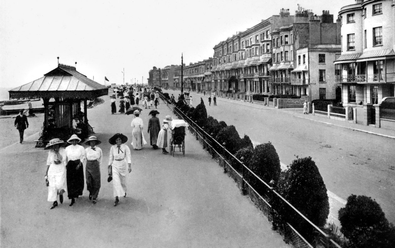 O passeio, West Worthing, West Sussex, início do século XX. de Valentine and Sons Ltd