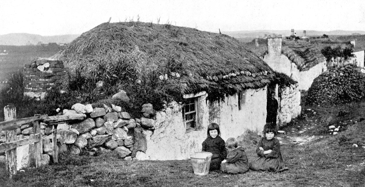 Casas de Crofters, Stornoway, Lewis, ilhas ocidentais, Escócia, 1924-1926. de Valentine and Sons Ltd