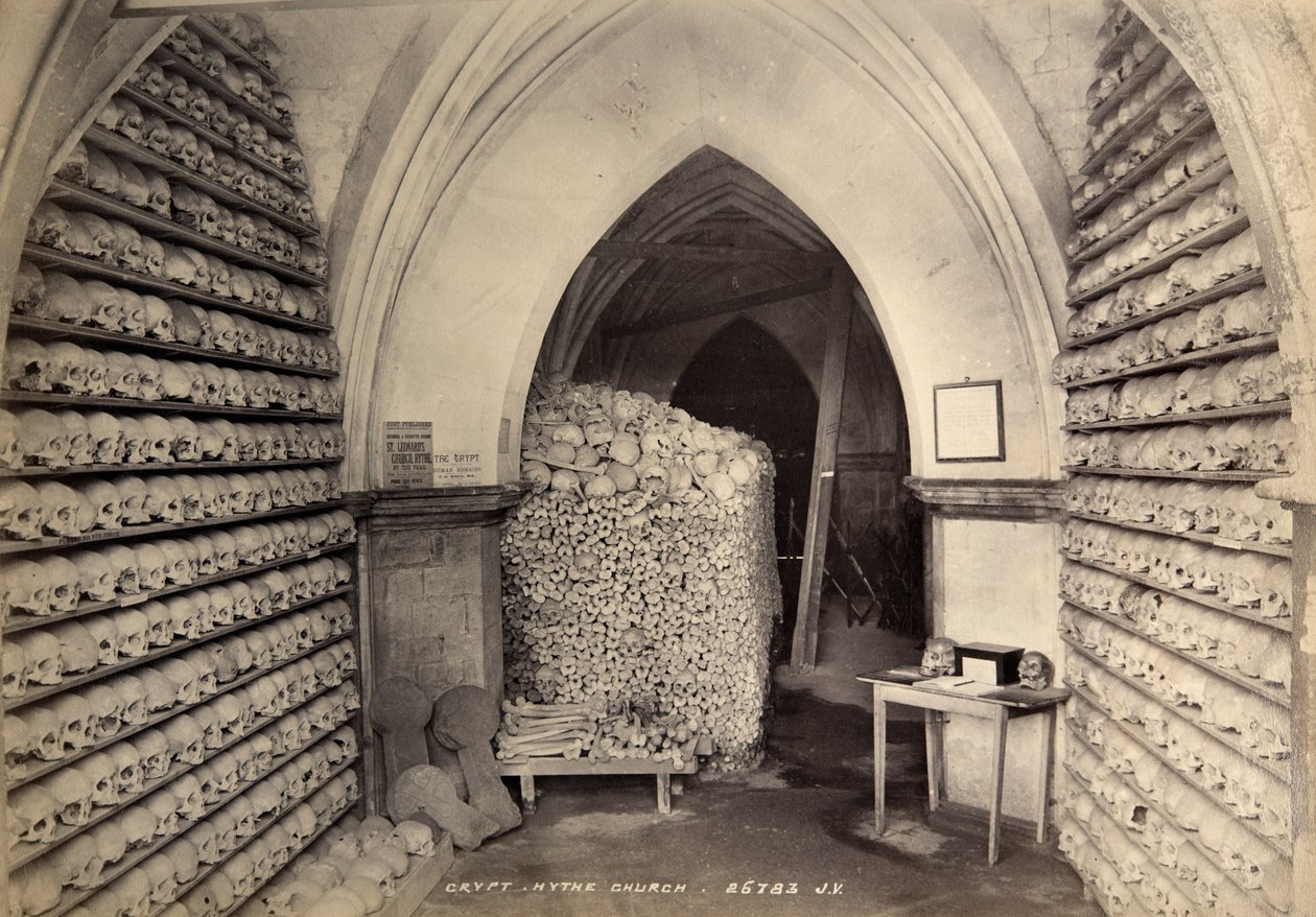 Cripta, Igreja de St Leonard, Hythe, Kent, c1900 de Valentine and Sons Ltd