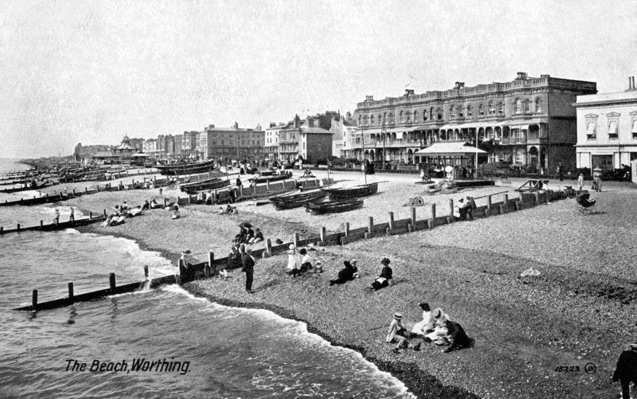 A praia em Worthing, West Sussex, 1917. de Valentine and Sons Publishing Co