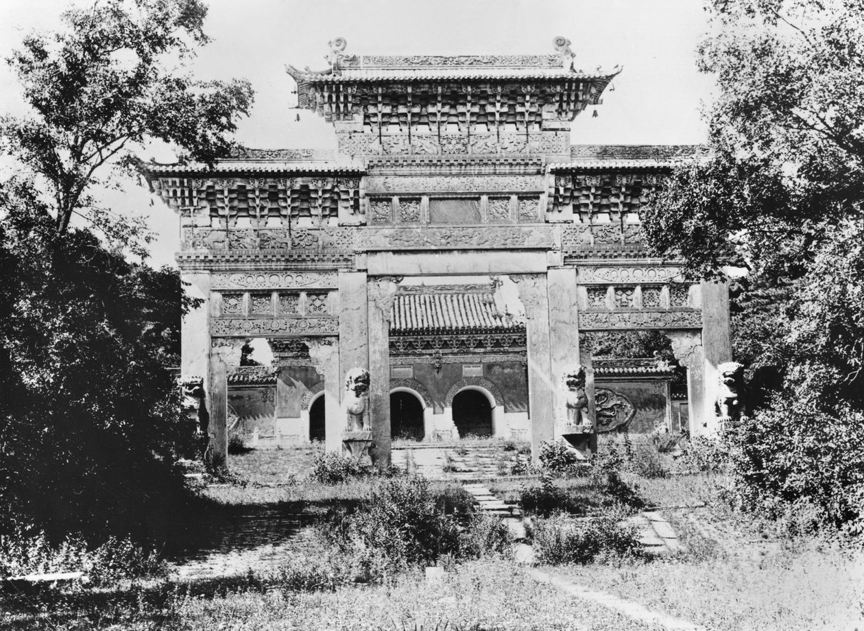 Túmulo do imperador Qing Taizong e o caminho sagrado em Moukden, China de Valerian Gribayedoff