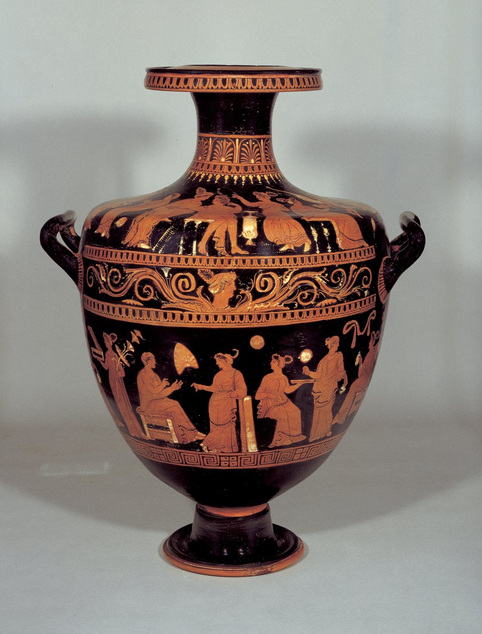 Hydria de figuras vermelhas com cenas em quartos de mulheres (gynaikonites) de Apulia, Italy (argila) de Varese Painter attr. to Varese Painter attr. to