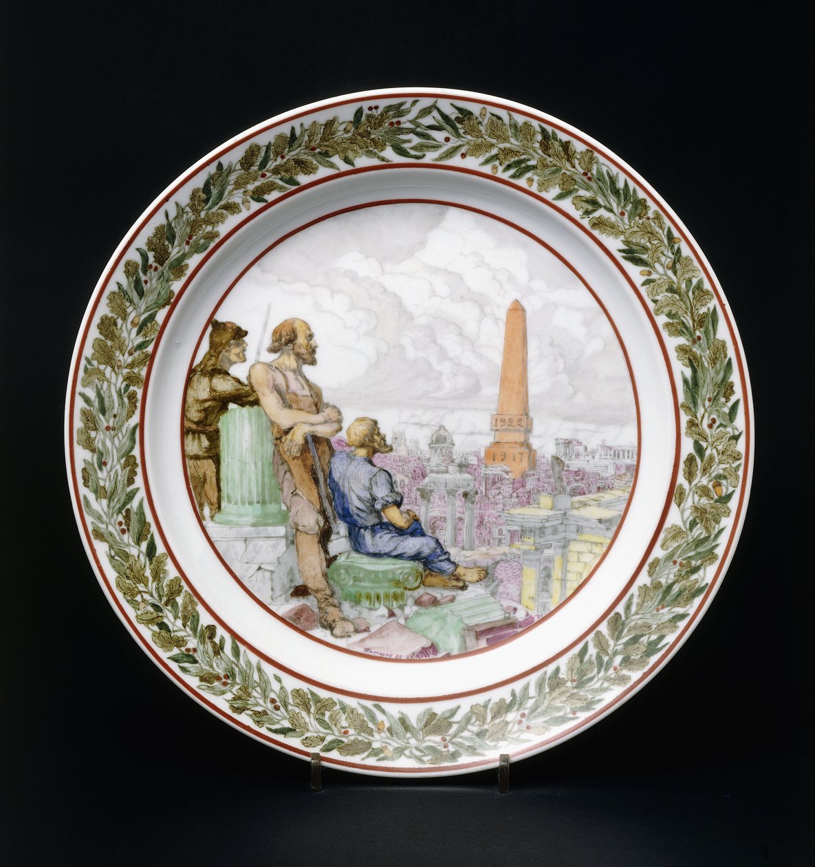 Um prato de porcelana de propaganda soviética, retratando um soldado do Exército Vermelho, um trabalhador e um camponês de Vasilii Timorev