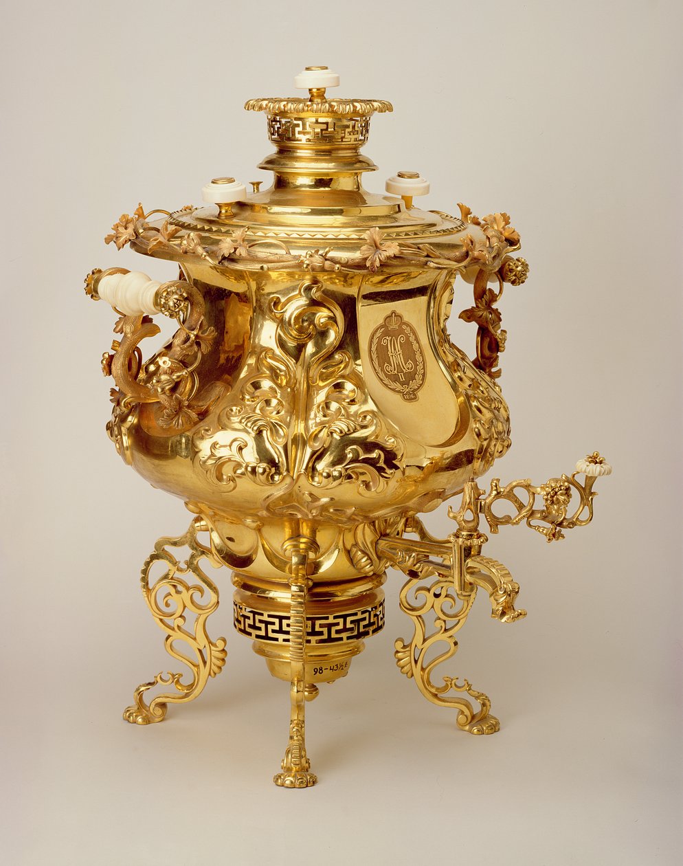 Samovar (cobre, ouro e marfim) de Vasiliy Batashov