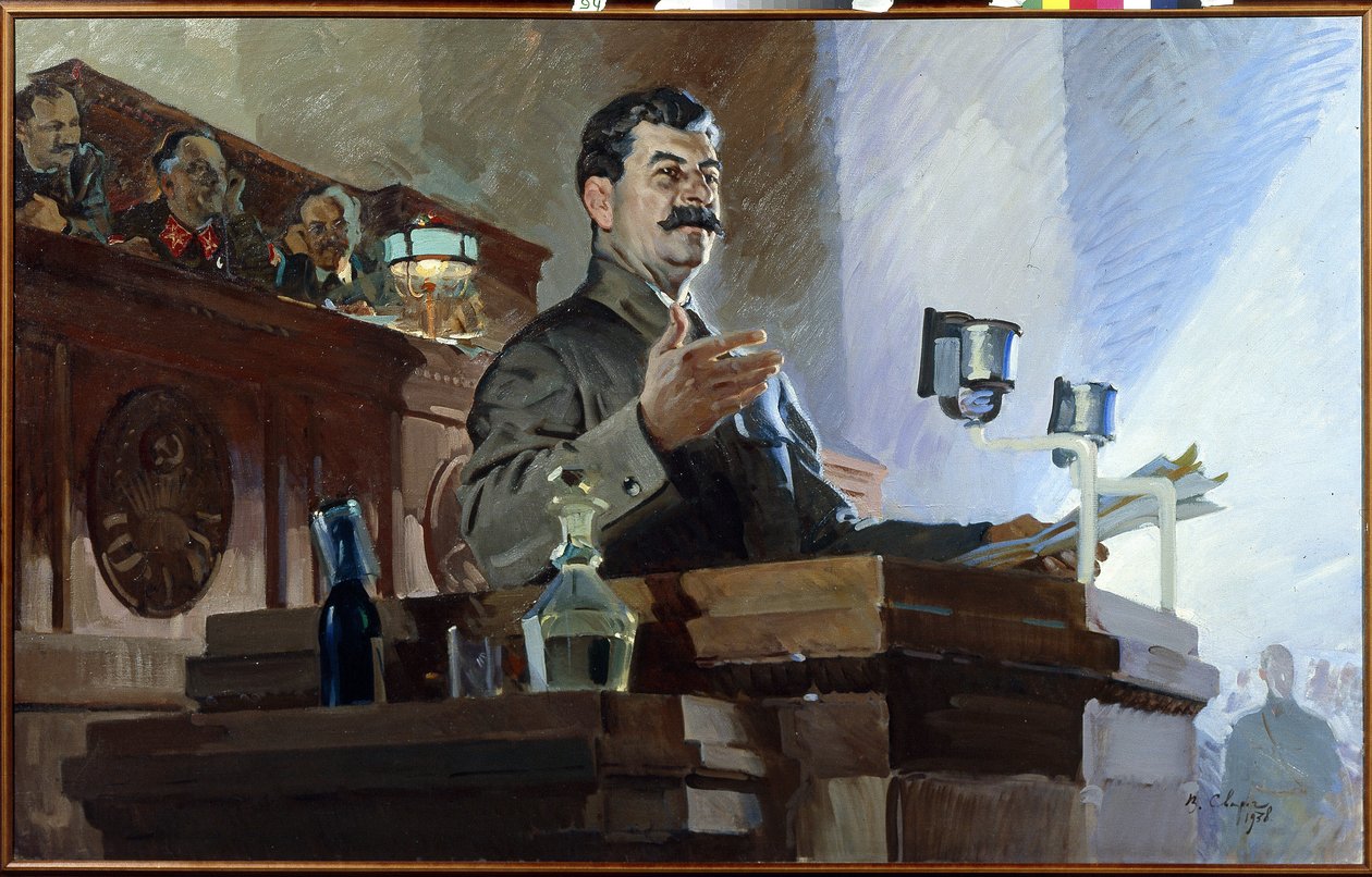 Joseph Stalin (Estaline) (Joseph Vissarionovich Dzhugashvili) (1879-1953) redefiniu a constituição soviética (constituição de Estaline) no 8º Congresso Extraordinário dos Soviéticos a 5 de Dezembro de 1936. Vyacheslav Molotov (1890-1986) é visto no dr de Vasily Semyonovich Svarog