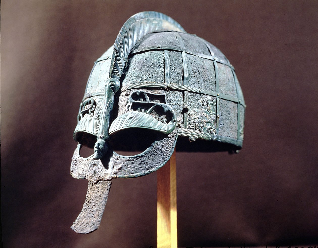 Capacete, do Tesouro Vendel, Uppland, c.600 AD (metal) de Vendel Period
