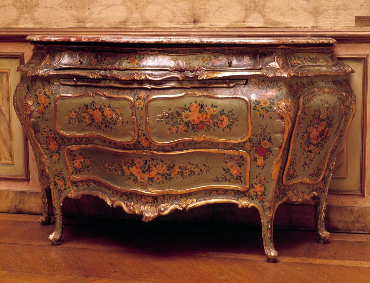 Mobiliário: cómoda lacada e pintada do século XVIII. Fabricação de Veneza. Museu de Artes Decorativas de Paris. de Venetian School