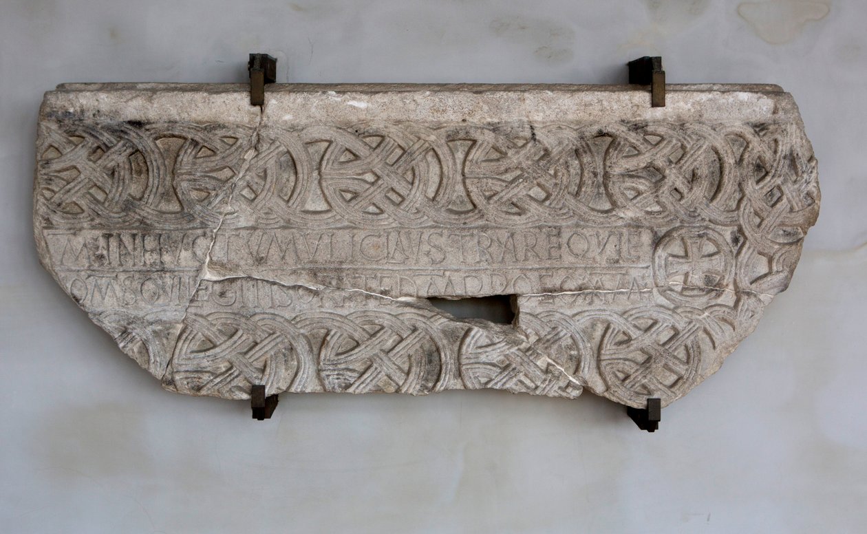 Pedra com inscrição e decorações (foto) de Venetian School