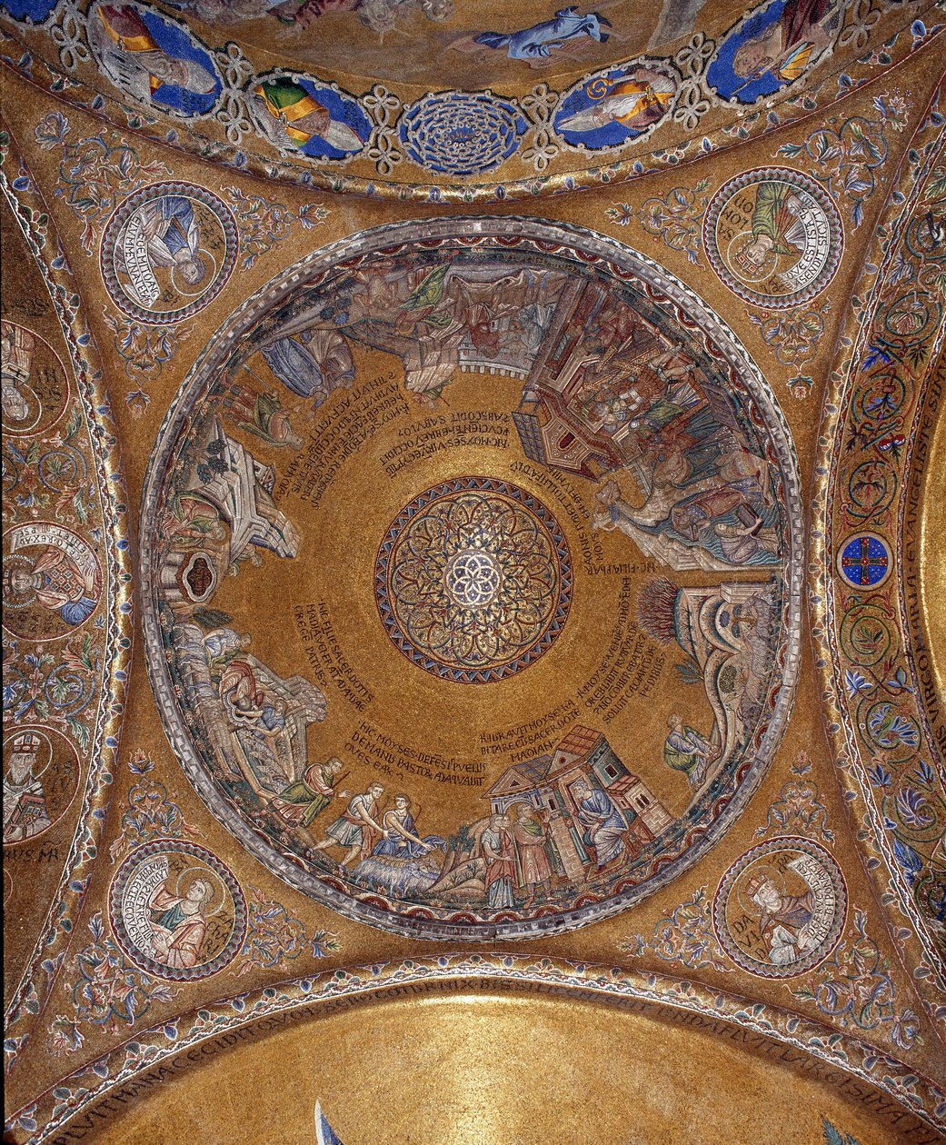 Vista da cúpula com mosaicos sobre um fundo dourado (estilo românico e bizantino) ilustrando a vida de Moisés. Nos pingentes, os quatro profetas Salomão, David, Zacarias, Malaquias. O início do século XIII. Basílica de São Marco (Basílica de de Veneto Byzantine School