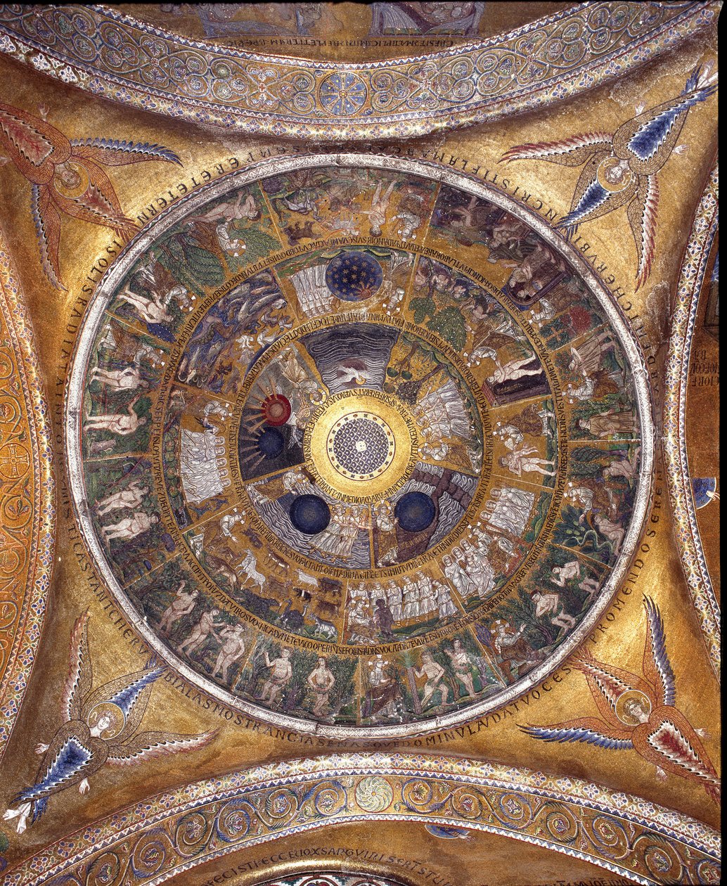 Vista da cúpula com mosaicos em fundo dourado de Veneto Byzantine School