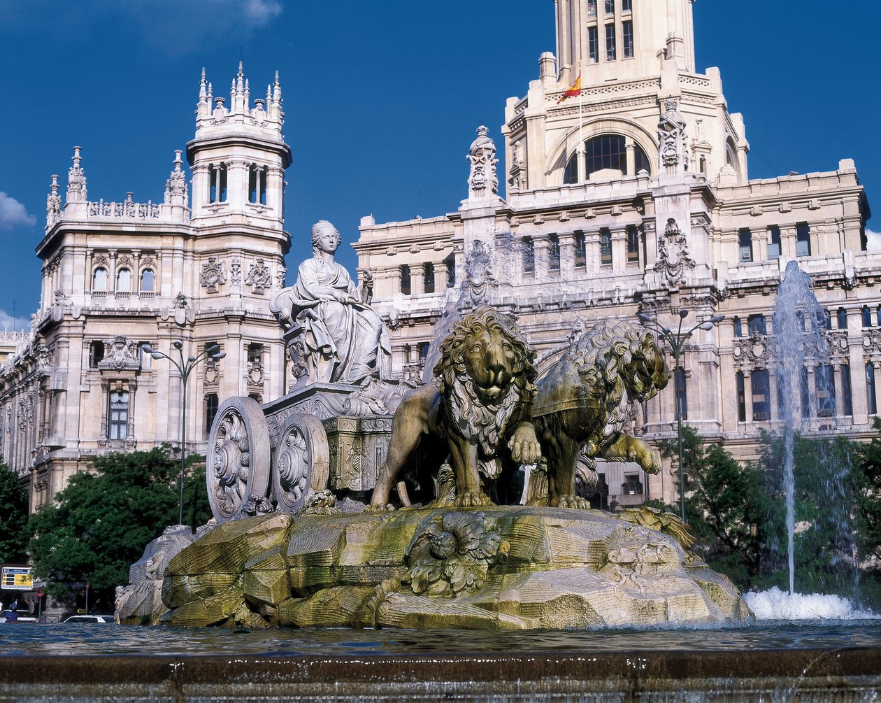 Fonte de Cybele representando a deusa Cybele em um carrinho desenhado por dois leões, construído em 1782 por Ventura Rodriguez (1717-1785) atrás, vista do Palais des Communications, Plaza de Cibeles, Madrid (foto) de Ventura Rodríguez