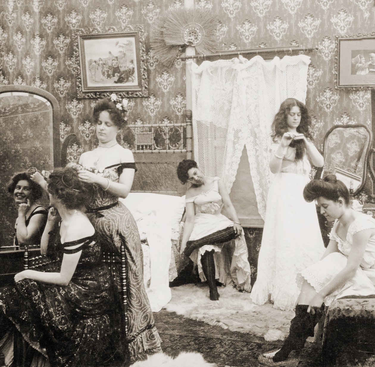 &39;Dressing for the Ball&39;, c.1900 (foto em sépia) (ver também 473245) de Vermont, USA H.C. White Company
