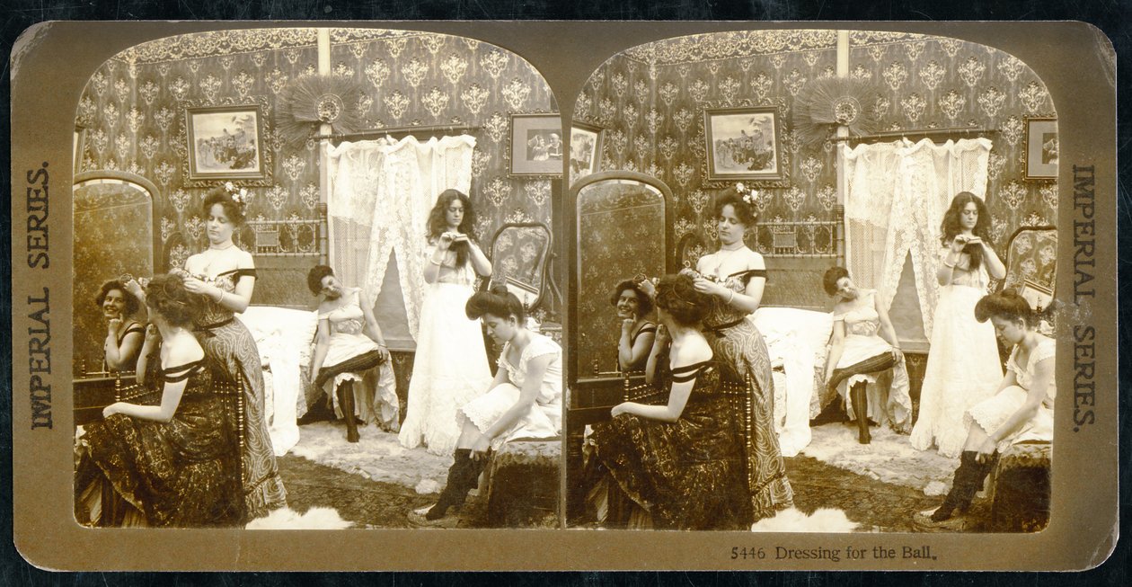 &39;Dressing for the Ball&39;, c.1900 (foto em sépia) (ver também 473245) de Vermont, USA H.C. White Company