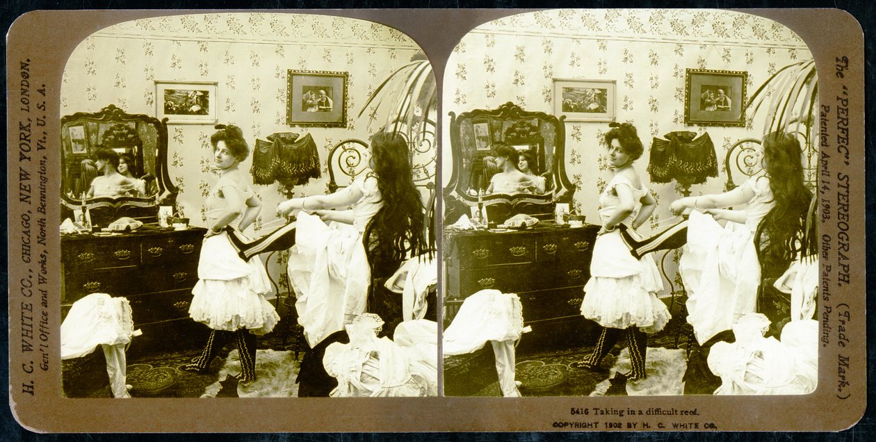 Cartão estereoscópico representando uma mulher sendo atada em um espartilho, c.1900 (foto sépia) (ver também 473244) de Vermont, USA H.C. White Company