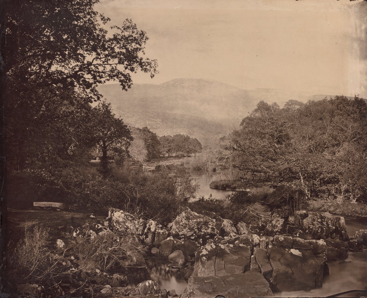 Vista do gramado, Dennicanniby, década de 1870. de Vernon Heath